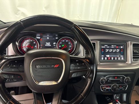Used 2019 Dodge Charger SXT RWD image 15