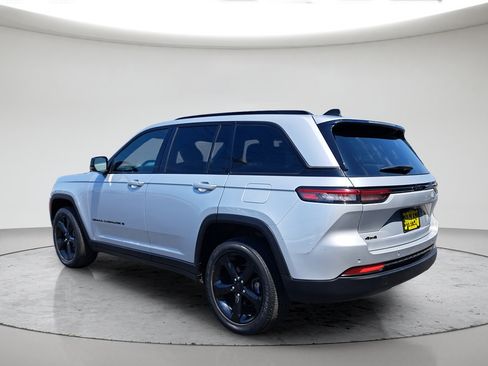 Used 2023 Jeep Grand Cherokee Altitude AWD/4WD image 5