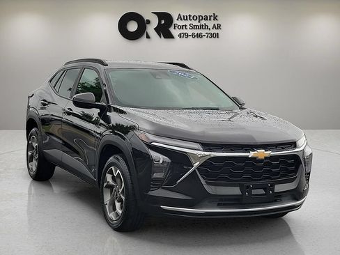 Used 2024 Chevrolet Trax LT FWD image 1