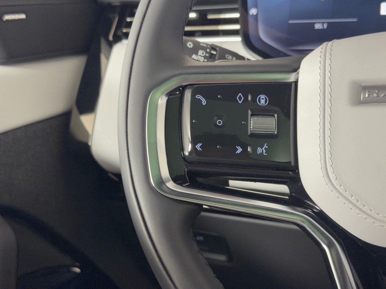 New 2027 Land Rover Range Rover Sport SE AWD/4WD image 18