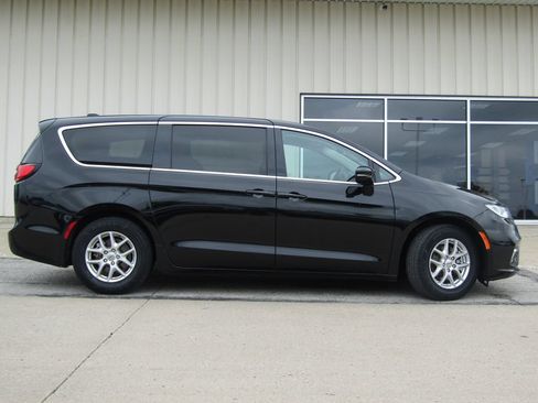 Used 2024 Chrysler Pacifica Touring-L FWD image 2