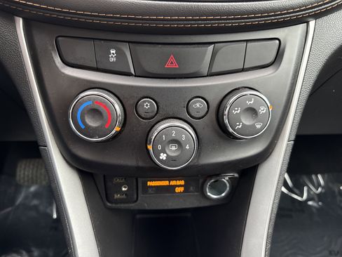 Used 2021 Chevrolet Trax LT AWD/4WD image 18