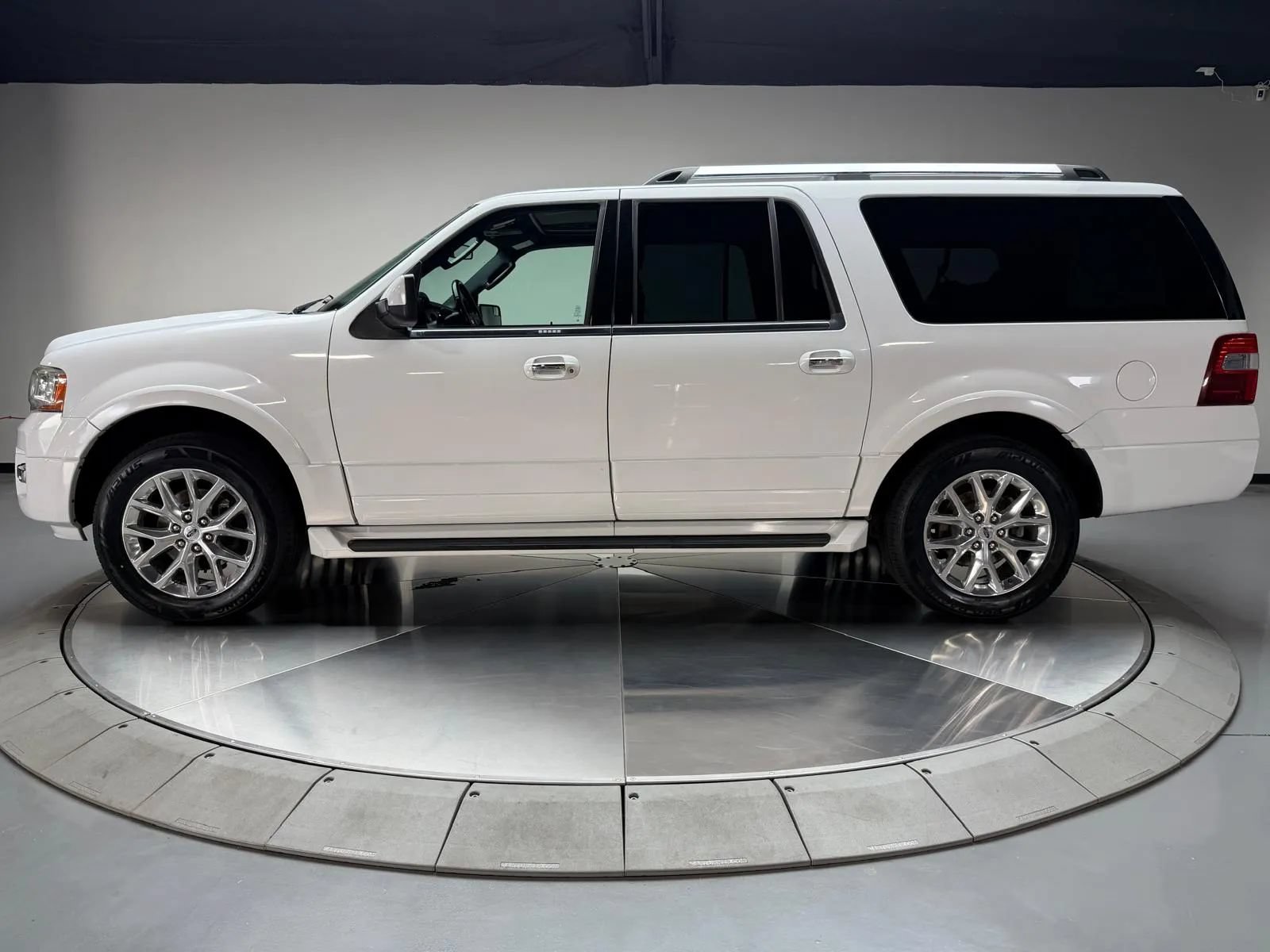 Used 2017 Ford Expedition EL Limited RWD image 4