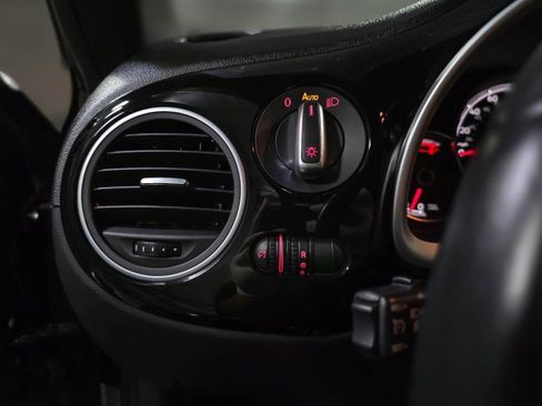 Used 2019 Volkswagen Beetle 2.0T SE FWD image 27