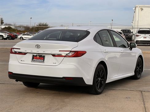 Used 2025 Toyota Camry LE image 3