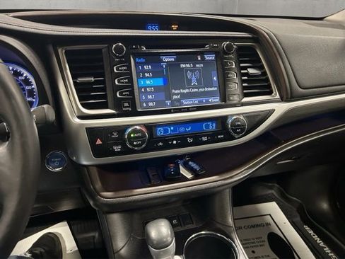 Used 2018 Toyota Highlander Limited Platinum AWD/4WD image 17
