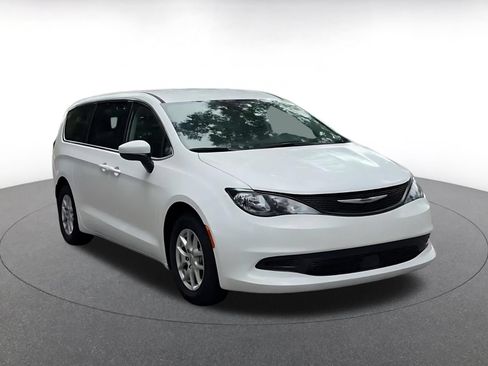 Used 2023 Chrysler Voyager LX FWD image 3