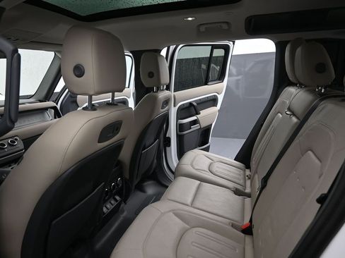 Used 2022 Land Rover Defender 110 SE AWD/4WD image 19