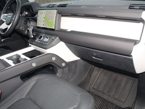 Used 2025 Land Rover Defender 110 X-Dynamic SE image 25
