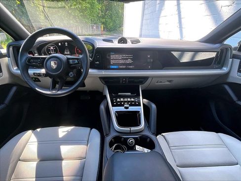 Certified 2025 Porsche Cayenne E-Hybrid Coupe AWD/4WD image 18