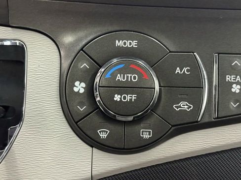 Used 2012 Toyota Sienna SE image 28