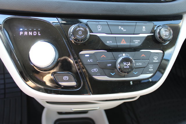 Used 2018 Chrysler Pacifica Touring-L w/ Tire & Wheel Group FWD image 23