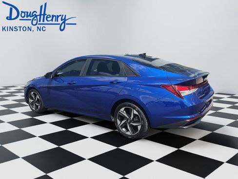Used 2023 Hyundai Elantra SEL w/ Convenience Package FWD image 3