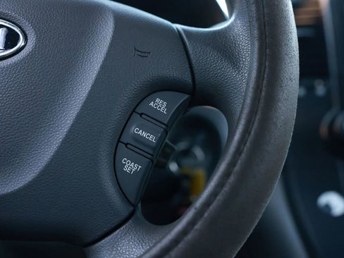 Used 2006 Kia Sedona LX image 25