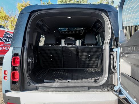 Used 2025 Land Rover Defender 110 S image 9