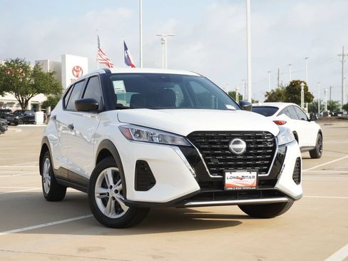Used 2025 Nissan Kicks Play S FWD image 2