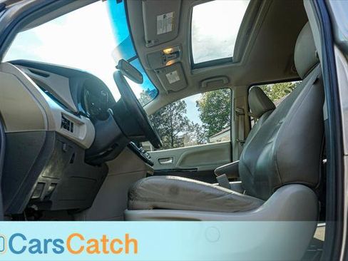 Used 2017 Toyota Sienna XLE w/ XLE Navigation Package image 18