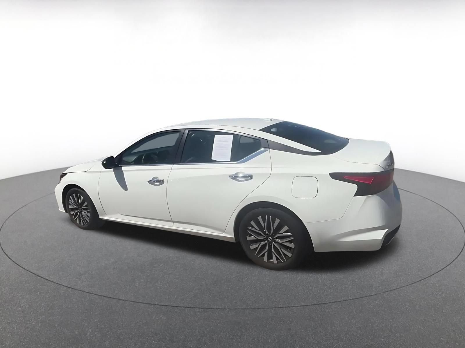 Used 2025 Nissan Altima 2.5 SV FWD image 9