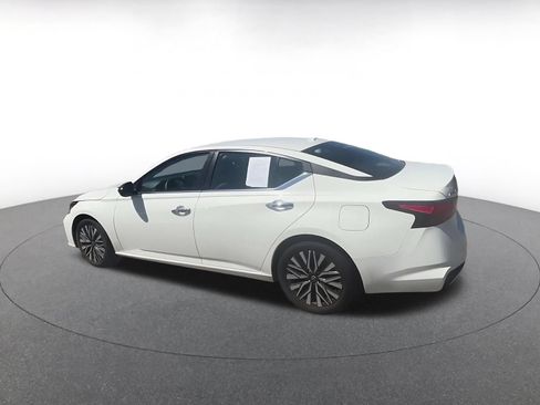 Used 2025 Nissan Altima 2.5 SV FWD image 9