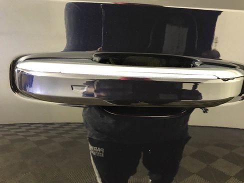 Used 2021 Cadillac Escalade Premium Luxury image 38