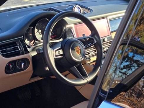 Used 2025 Porsche Macan image 4