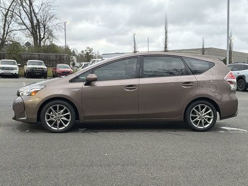 Used 2017 Toyota Prius V Five image 6