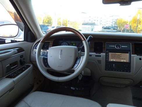 Used 2007 Lincoln Town Car Designer Series image 30