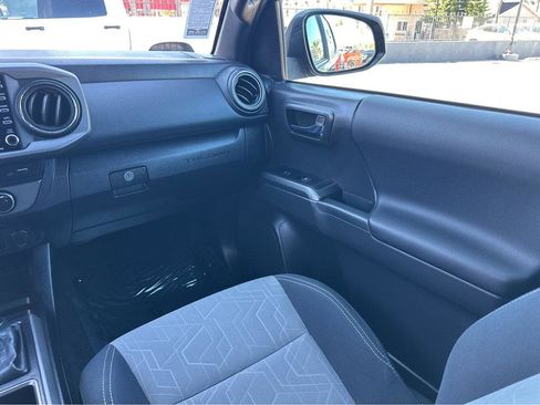 Used 2022 Toyota Tacoma TRD Off-Road image 17