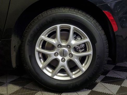 Used 2023 Chrysler Pacifica Touring-L image 8