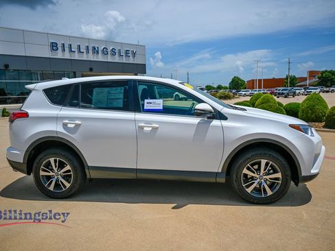 Used 2018 Toyota RAV4 XLE AWD/4WD image 8