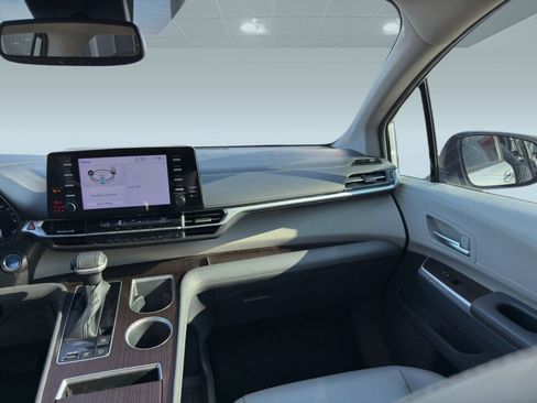 Used 2022 Toyota Sienna XLE image 28