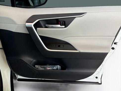 Certified 2025 Toyota RAV4 XLE w/ Convenience Package FWD image 25