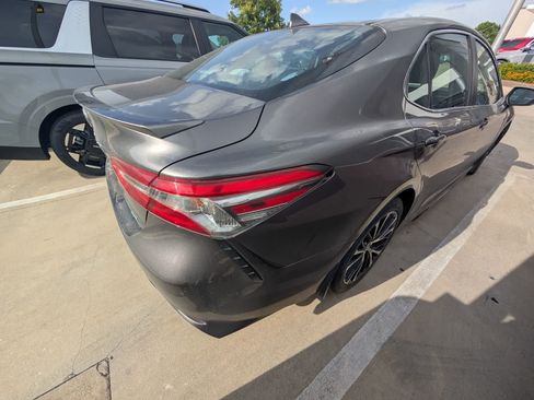 Used 2018 Toyota Camry SE w/ Audio Package FWD image 3