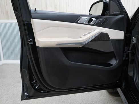 Used 2022 BMW X7 M50i w/ Dynamic Handling Package image 28