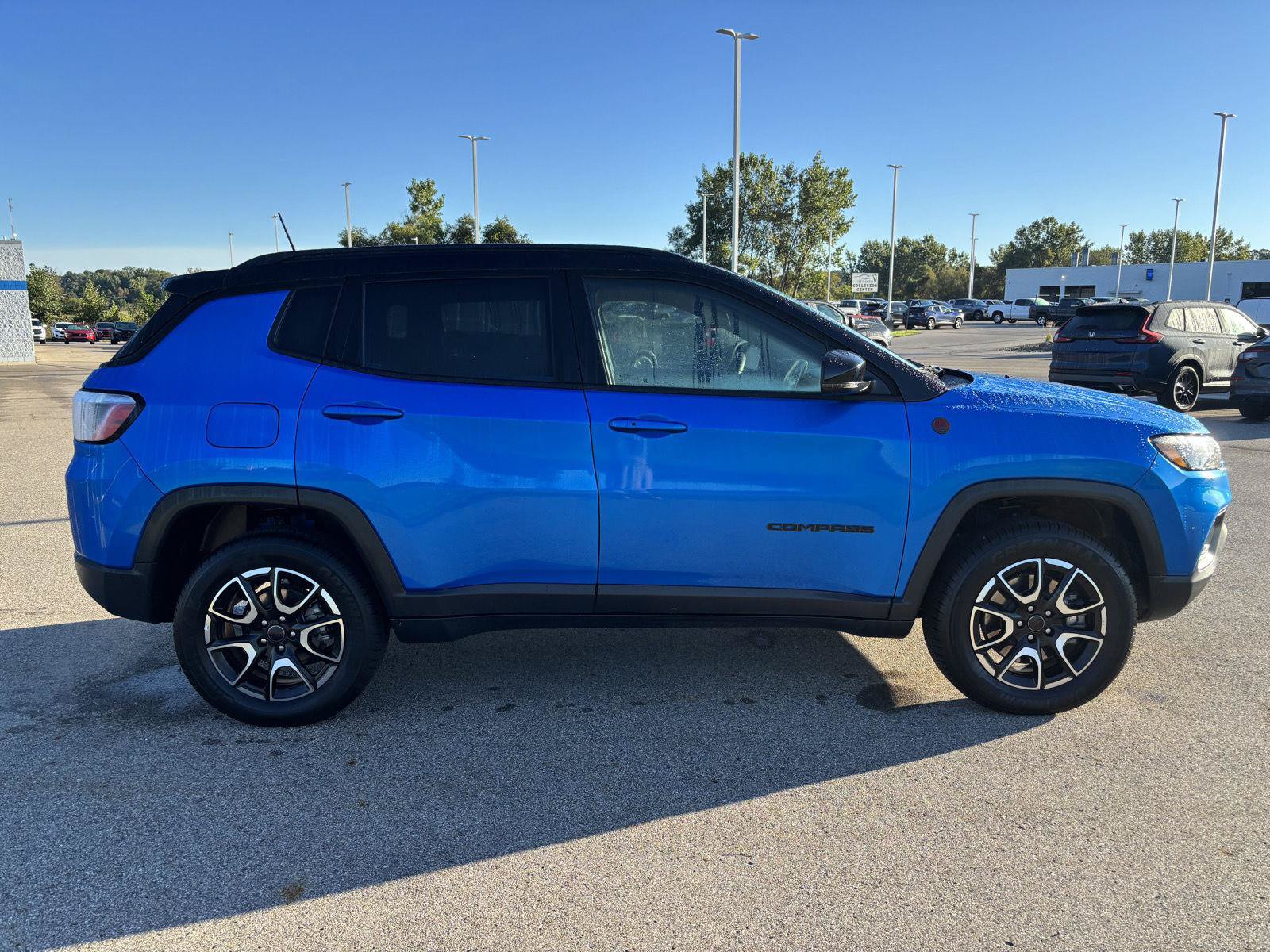 Used 2025 Jeep Compass Trailhawk AWD/4WD image 4