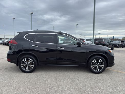 Used 2019 Nissan Rogue SV w/ Sun & Sound Touring Package AWD/4WD image 4