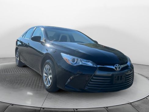 Used 2017 Toyota Camry LE FWD image 1