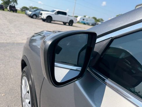 Used 2020 Nissan Rogue S FWD image 12