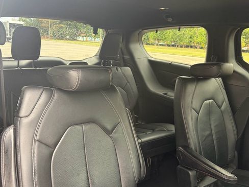 Used 2018 Chrysler Pacifica Touring-L w/ Premium Audio Group FWD image 13