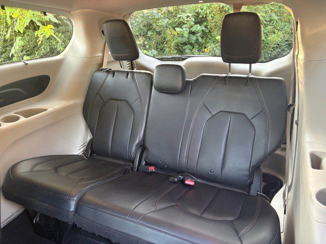Used 2017 Chrysler Pacifica Touring-L Plus w/ Advanced Safetytec Group FWD image 16