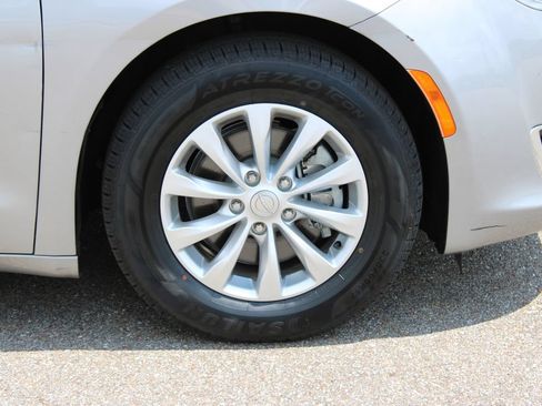 Used 2018 Chrysler Pacifica Touring-L FWD image 5