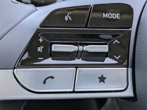 Certified 2025 Hyundai Elantra Limited image 30