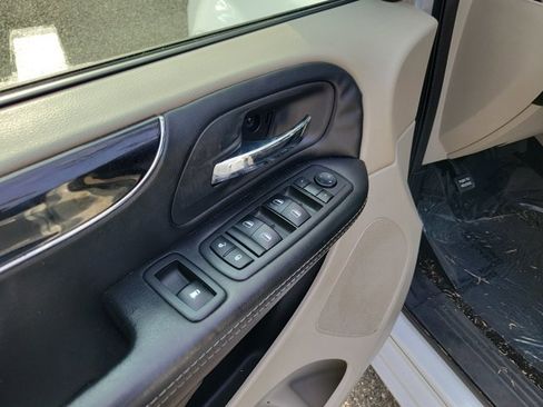 Used 2019 Dodge Grand Caravan SXT FWD image 17
