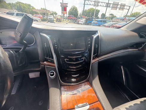 Used 2016 Cadillac Escalade Luxury AWD/4WD image 11