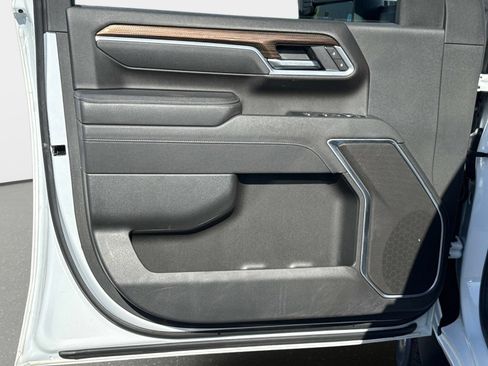 Used 2025 Chevrolet Silverado 2500 LT w/ Convenience Package image 19