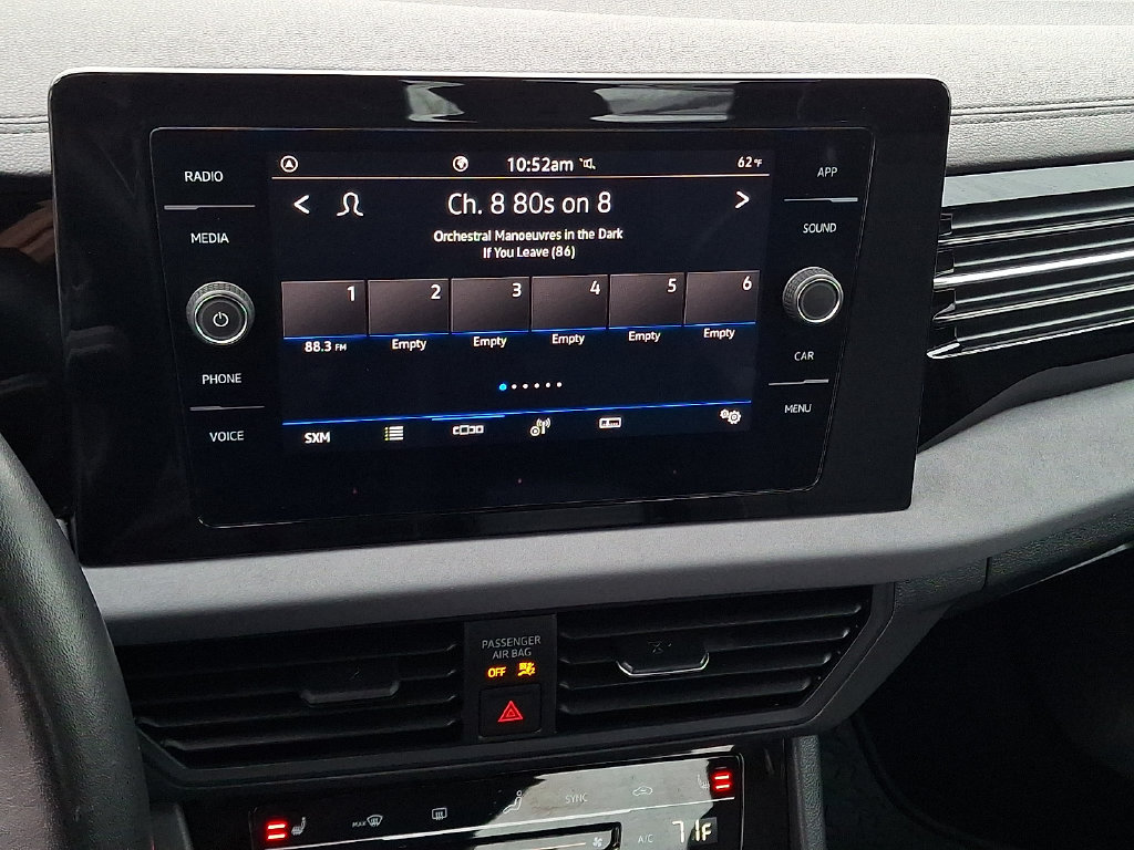 Used 2025 Volkswagen Jetta SE FWD image 3
