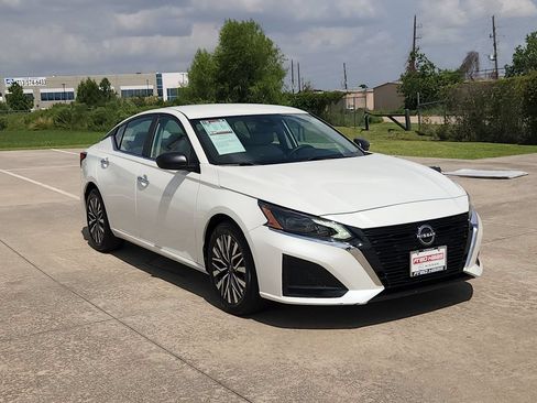 Used 2025 Nissan Altima 2.5 SV FWD image 3