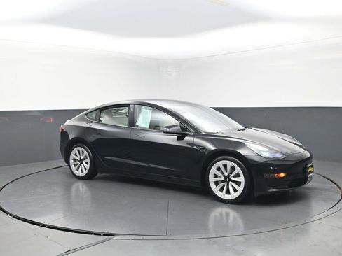 Used 2023 Tesla Model 3 Standard Range image 2