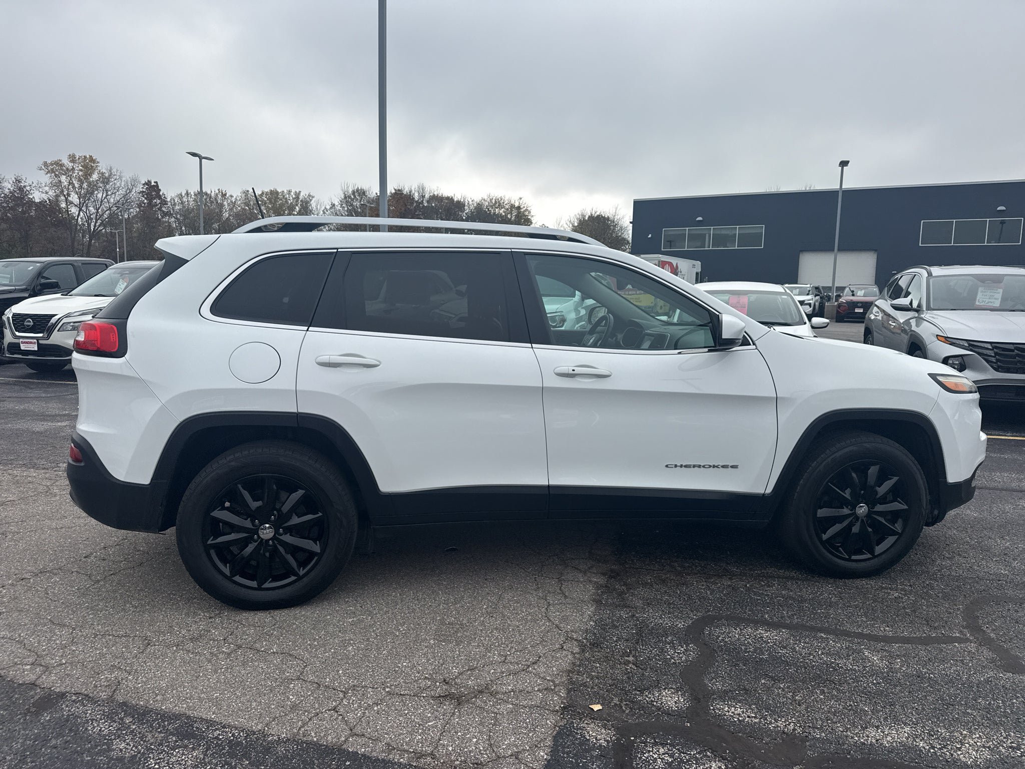 Used 2016 Jeep Cherokee Limited AWD/4WD image 18