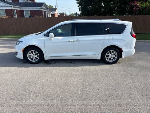 Used 2020 Chrysler Pacifica Touring-L FWD image 2